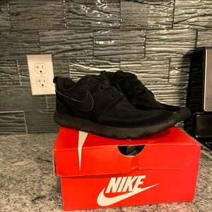 Nike roshe all black boys size 3